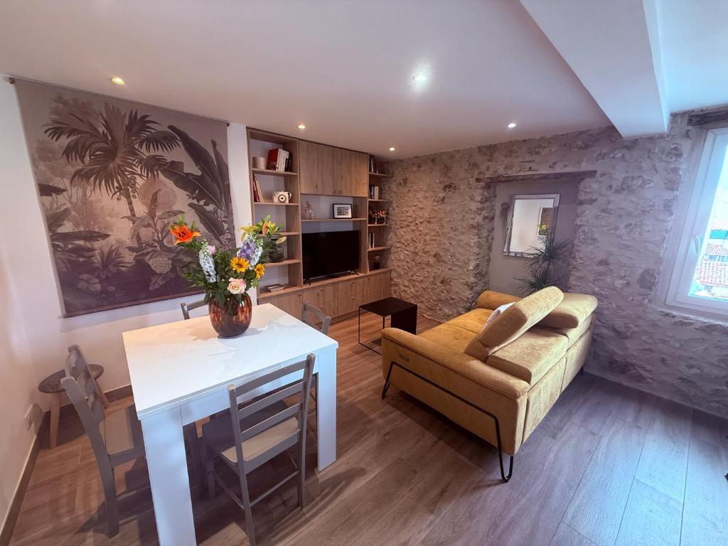 un salon avec un canapé et une table dans l'établissement Charme, Pierres, Appartement Vieil Antibes, à Antibes