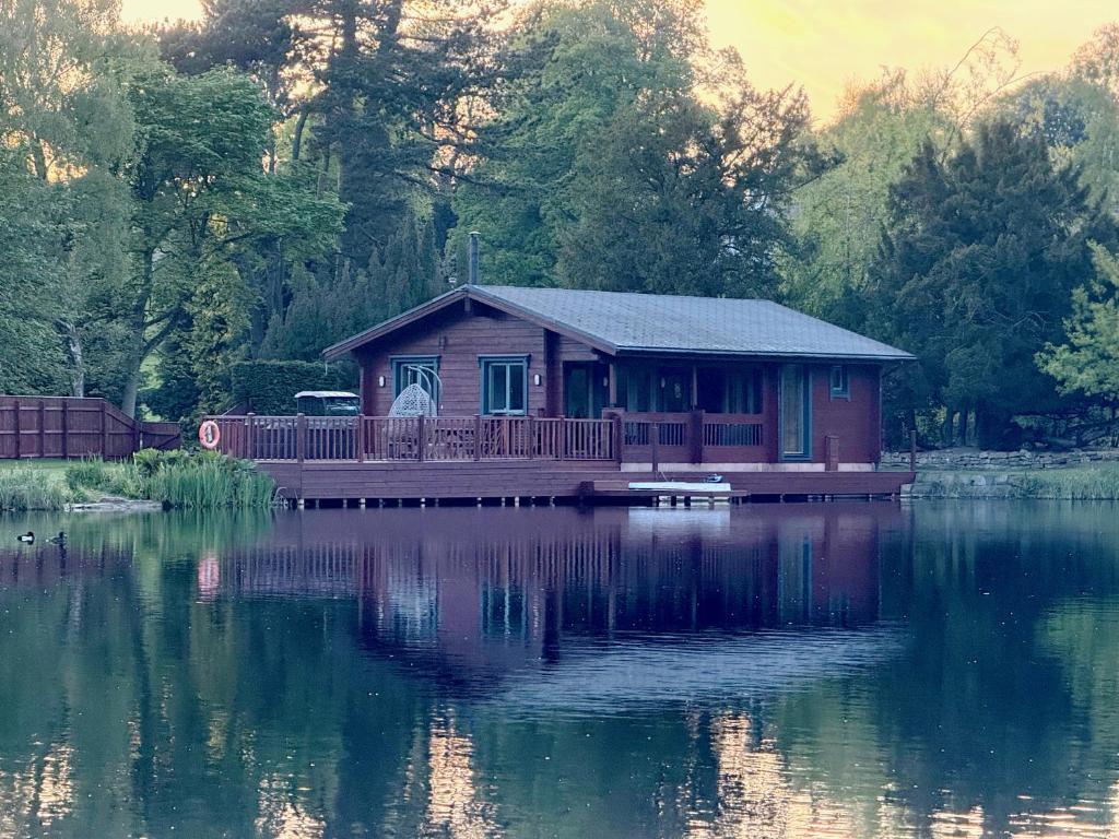 StocksfieldにあるJEM Lodgeの水の上の桟橋