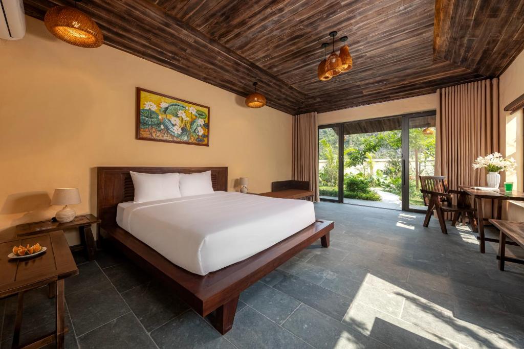 Postel nebo postele na pokoji v ubytování Scenic Mountain Ecolodge Ninh Binh