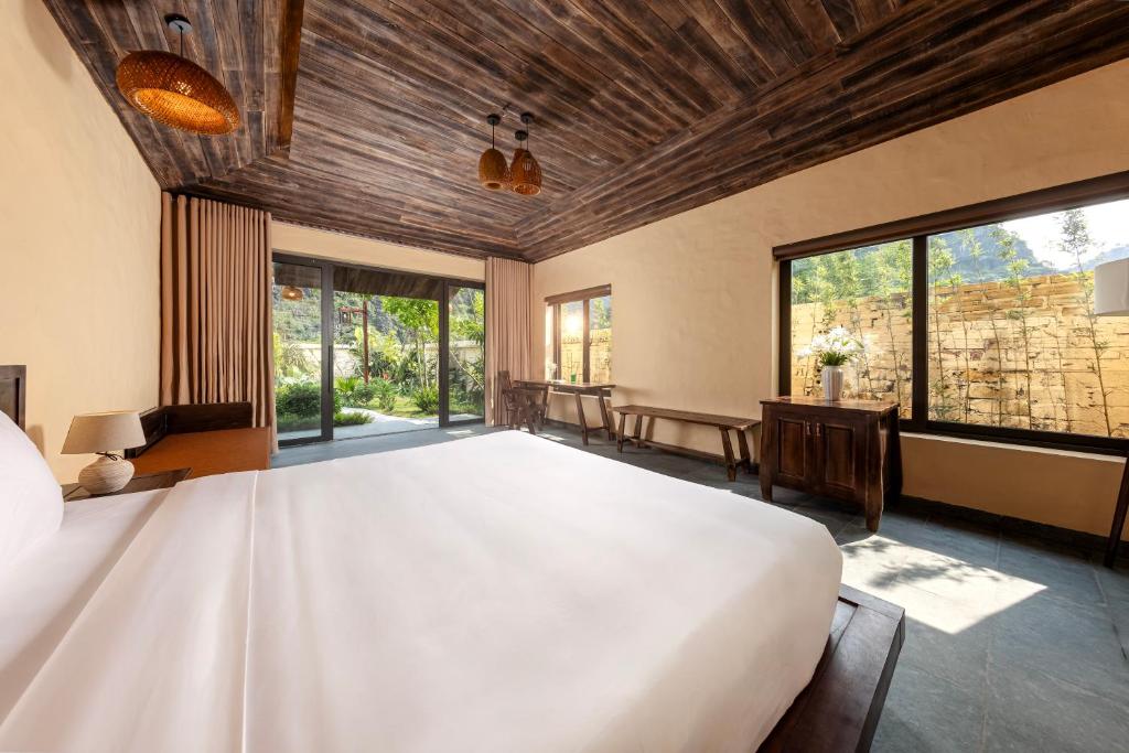 Postel nebo postele na pokoji v ubytování Scenic Mountain Ecolodge Ninh Binh