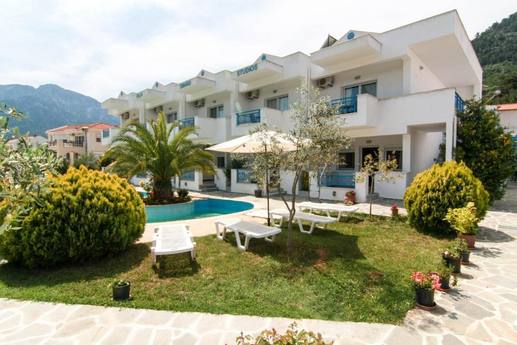 The swimming pool at or close to Smaro Studios