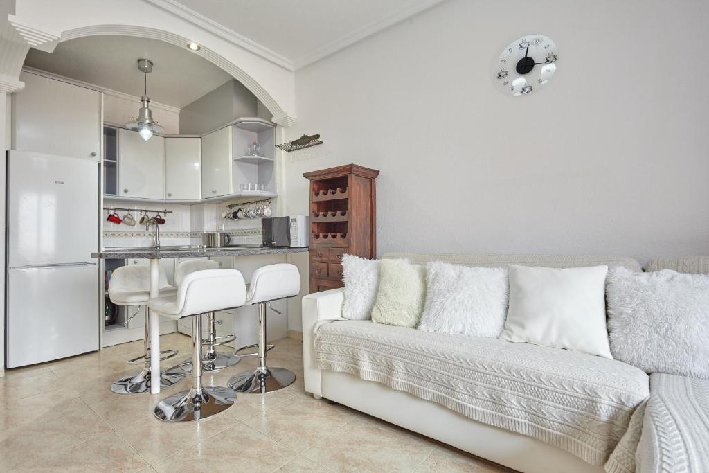 sala de estar con sofá y cocina en Lenas Apartments Pedro Lorca, en Torrevieja