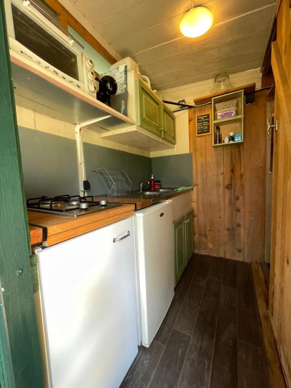 Kuchyň nebo kuchyňský kout v ubytování Chalet avec piscine privée dans la forêt