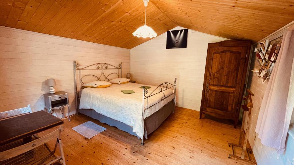Postel nebo postele na pokoji v ubytování Chalet avec piscine privée dans la forêt