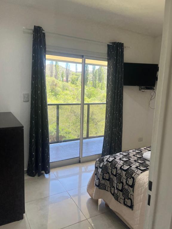 Ένα ή περισσότερα κρεβάτια σε δωμάτιο στο Cabañas del Fuego