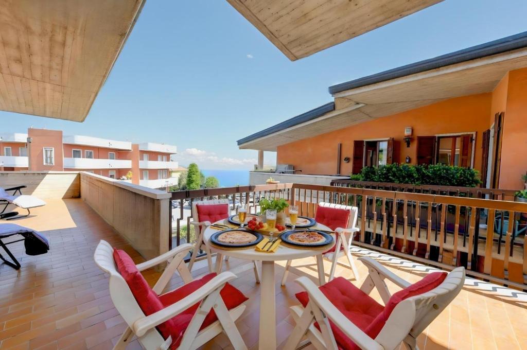 En balkon eller terrasse på Peschiera Fantasia DesenzanoLoft Official Partner Homes & Villas by Marriott Bonvoy