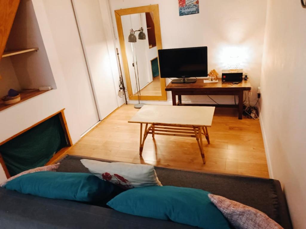 un salon avec un canapé et une table dans l'établissement Calme et central, à Sète