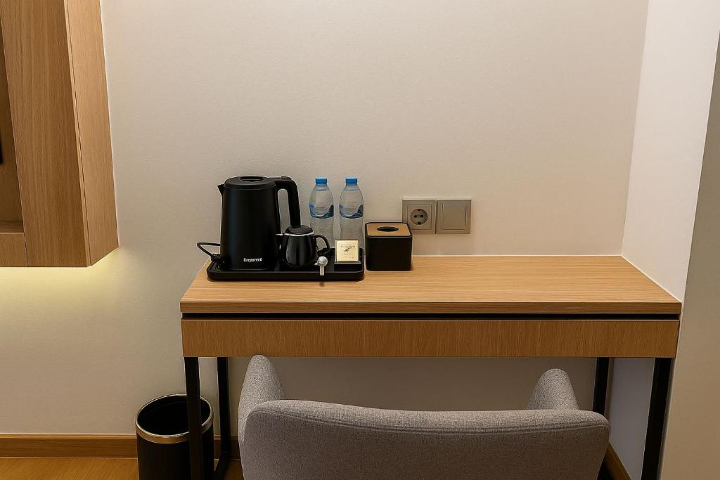 Příslušenství pro přípravu čaje a kávy v ubytování QNZ Hotel Jakarta