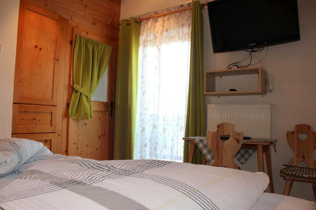 Postel nebo postele na pokoji v ubytování Gasthaus Oberkirn
