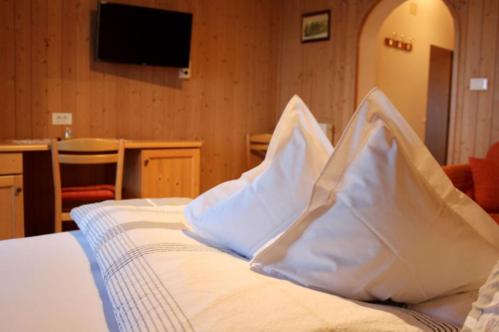 Postel nebo postele na pokoji v ubytování Gasthaus Oberkirn