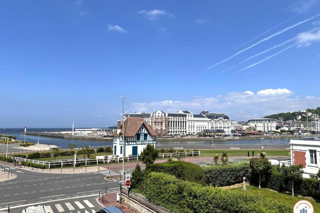 une vue d'une ville avec une rivière et des bâtiments dans l'établissement La Villa Mirabeau, à Deauville