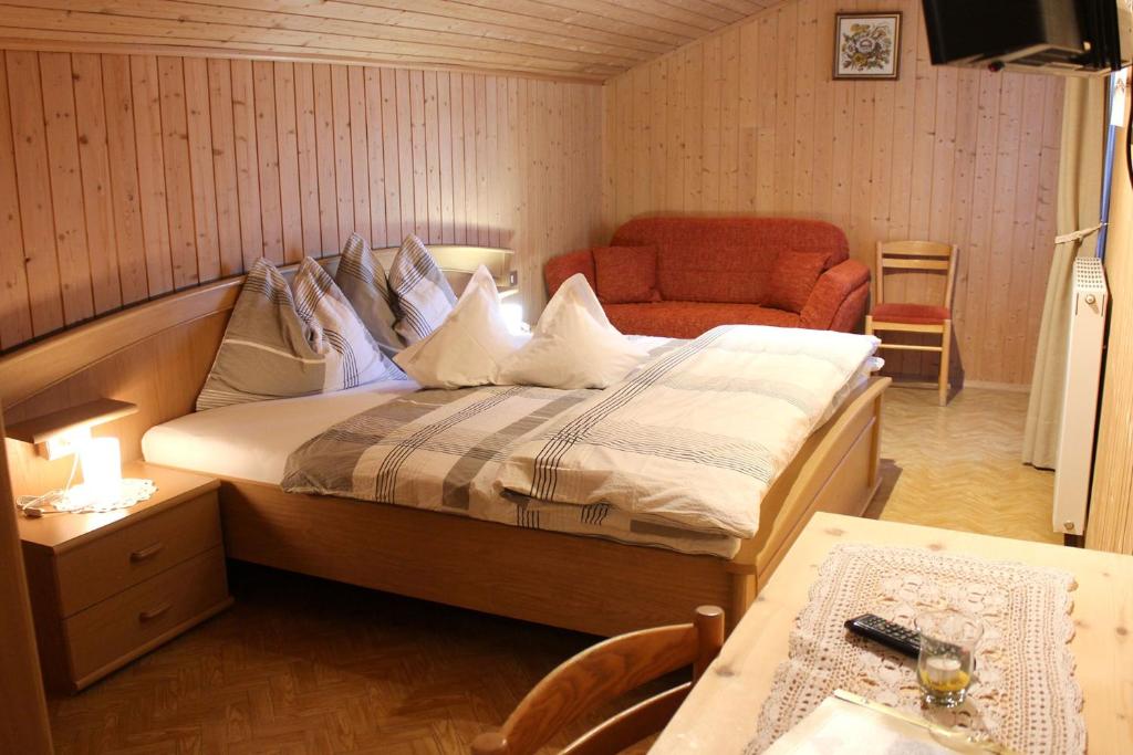 Postel nebo postele na pokoji v ubytování Gasthaus Oberkirn