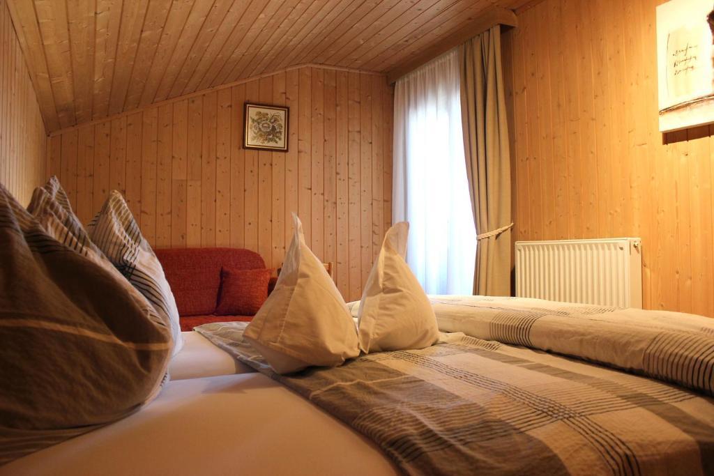 Postel nebo postele na pokoji v ubytování Gasthaus Oberkirn