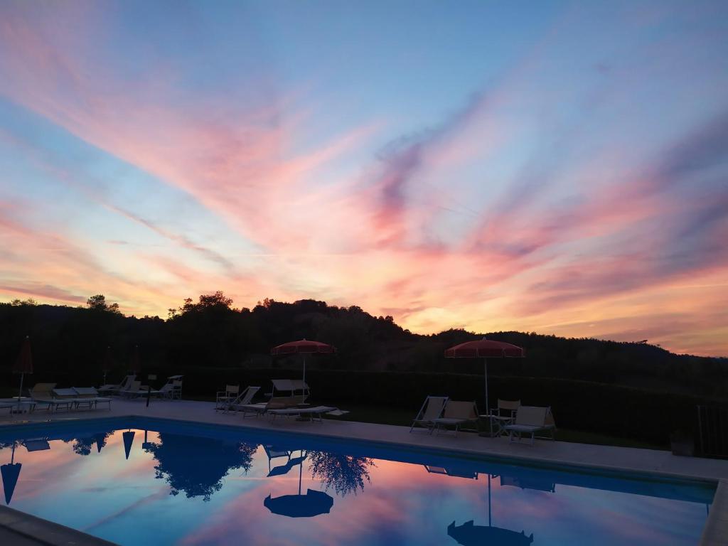 Bazén v ubytování Agriturismo Buon Riposo - Country Resort in the Heart of Tuscany nebo v jeho okolí