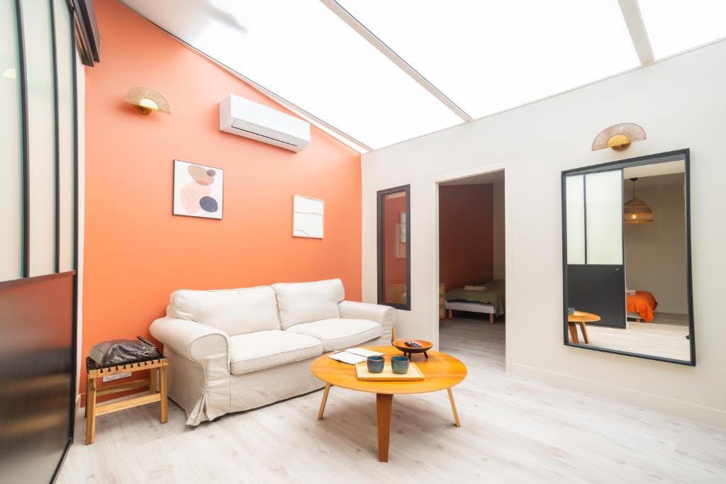 un salon avec un canapé et une table dans l'établissement Magnifique appartement avec terrasse, à Bordeaux