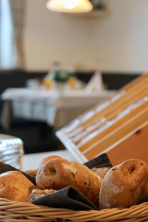 Postel nebo postele na pokoji v ubytování Gasthaus Oberkirn