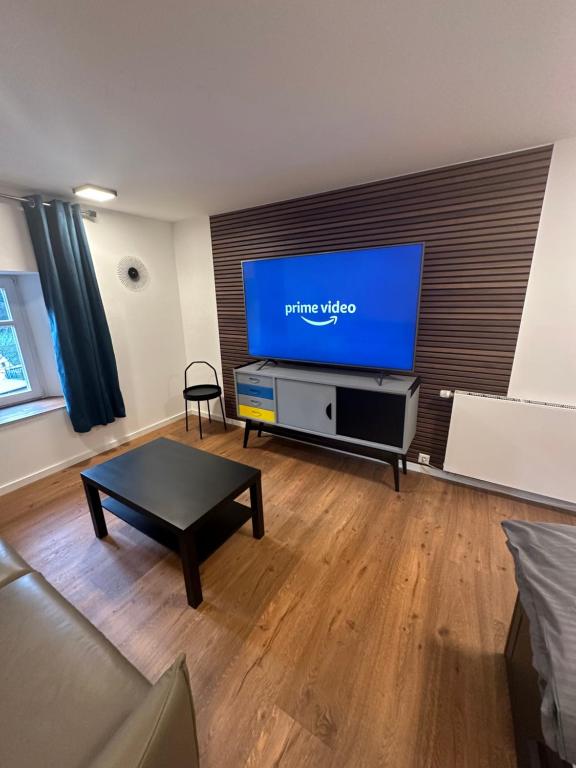 TV a/nebo společenská místnost v ubytování UrbanNEST