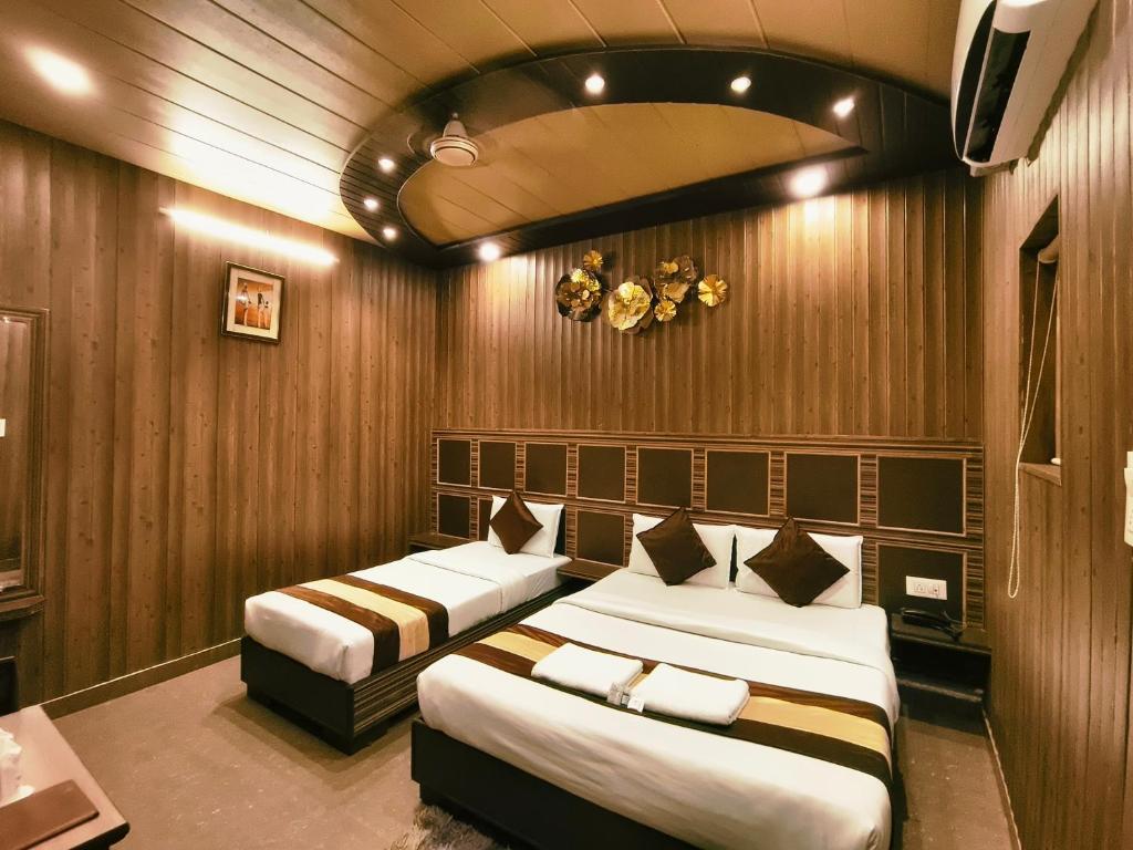 Postel nebo postele na pokoji v ubytování Hotel Pardesi,Har ki pauri Road Haridwar