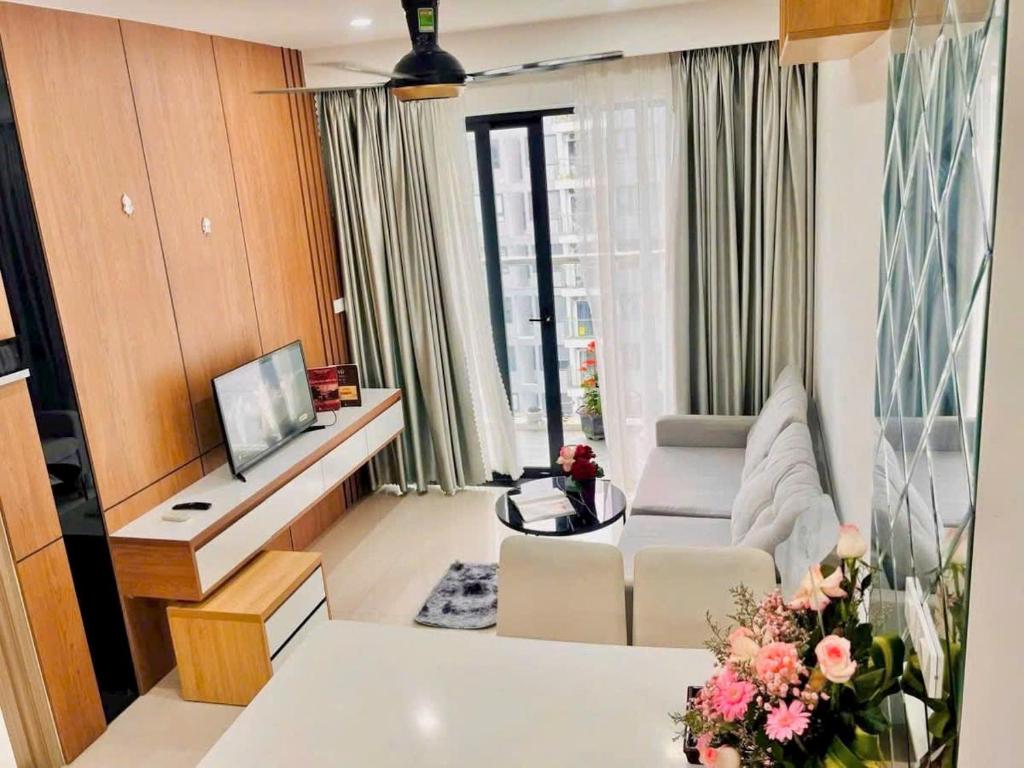 un salon avec un canapé et une télévision dans l'établissement Sky Homestay Huế, à Thôn Văn Dương