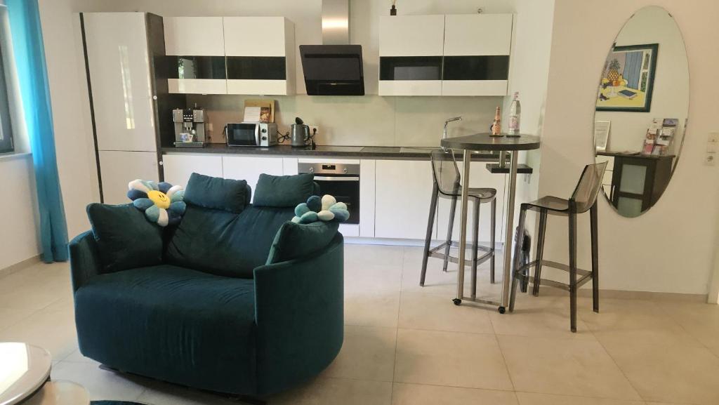 Kuchyň nebo kuchyňský kout v ubytování Ferienwohnung Ahrfair im Kräutergarten