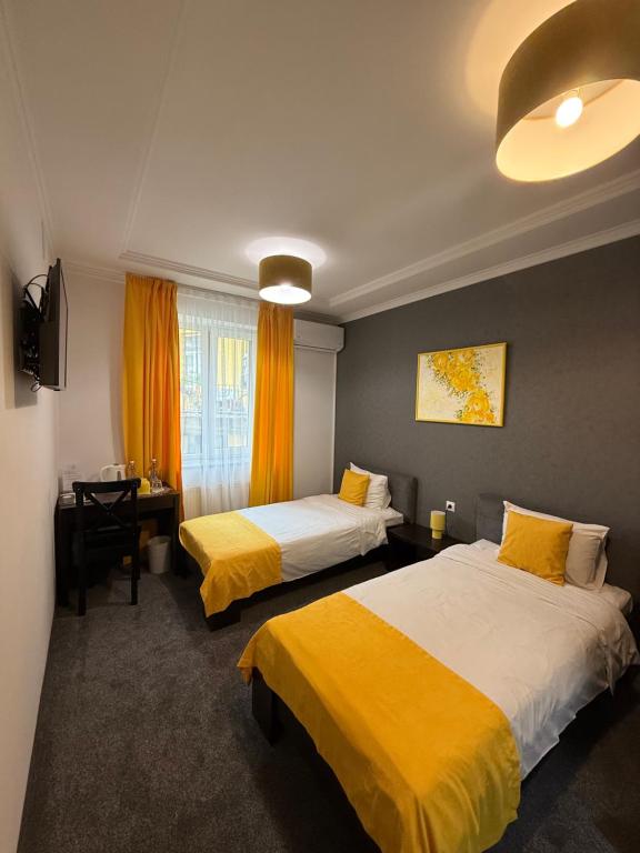Postel nebo postele na pokoji v ubytování Sunny Hotel