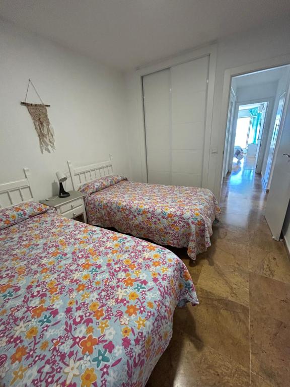 Posteľ alebo postele v izbe v ubytovaní APARTAMENTO FRENTE AL MAR,PRIMERA LINEA DE PLAYA