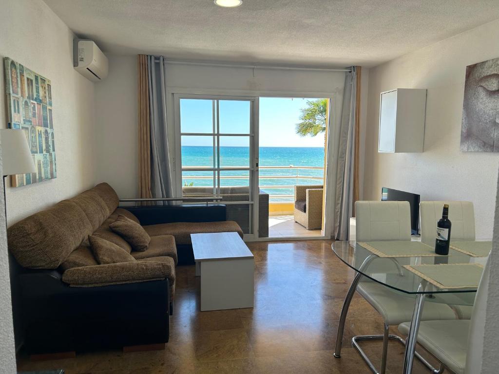 Posedenie v ubytovaní APARTAMENTO FRENTE AL MAR,PRIMERA LINEA DE PLAYA