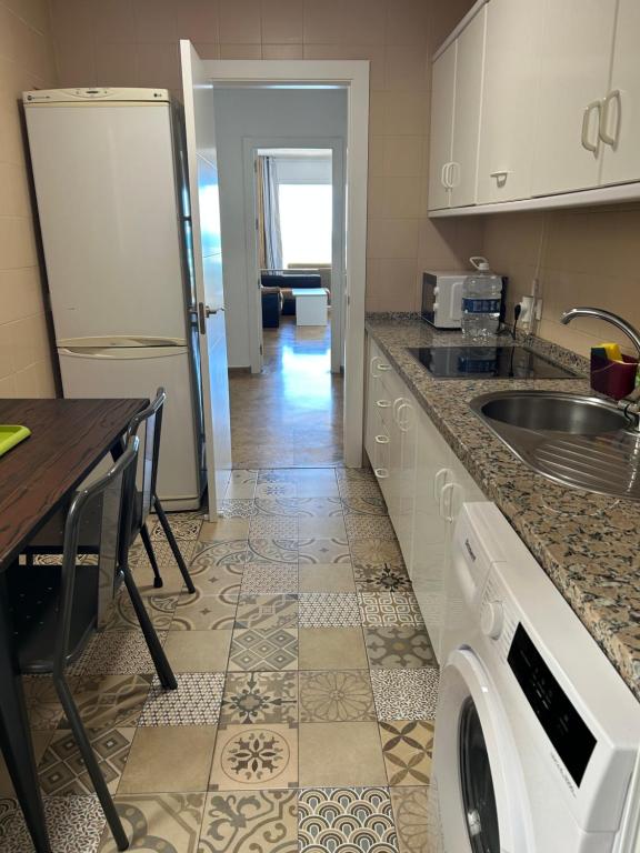 Kuchyňa alebo kuchynka v ubytovaní APARTAMENTO FRENTE AL MAR,PRIMERA LINEA DE PLAYA