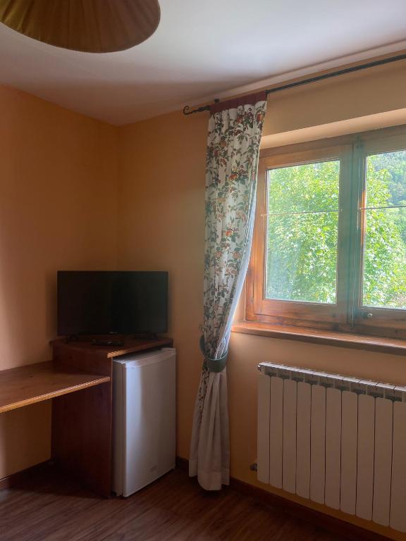 TV a/nebo společenská místnost v ubytování Hotel Colomers