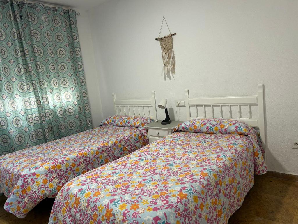 Posteľ alebo postele v izbe v ubytovaní APARTAMENTO FRENTE AL MAR,PRIMERA LINEA DE PLAYA