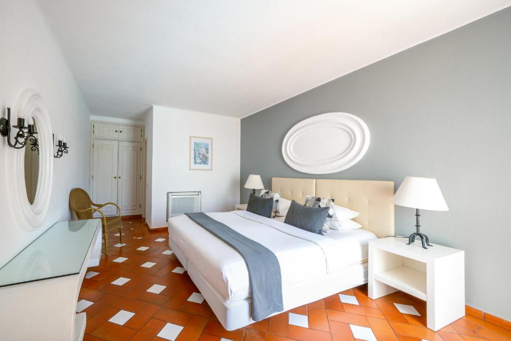 Кровать или кровати в номере Baluarte da Vila Apartments