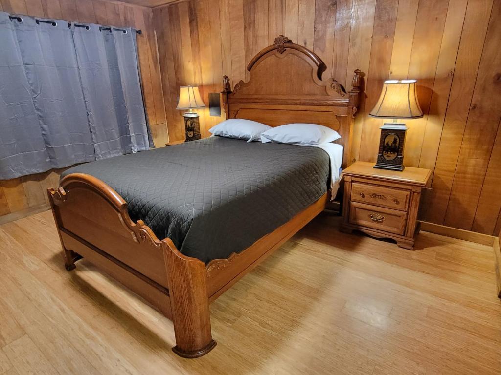 Postel nebo postele na pokoji v ubytování Crescent motel