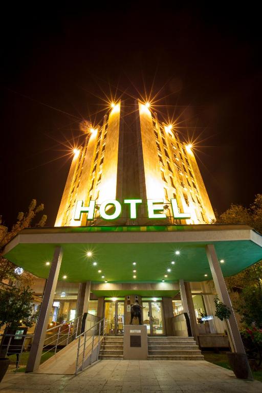 a hotel with a sign on top of it at night at Hotel Srbija in Vršac