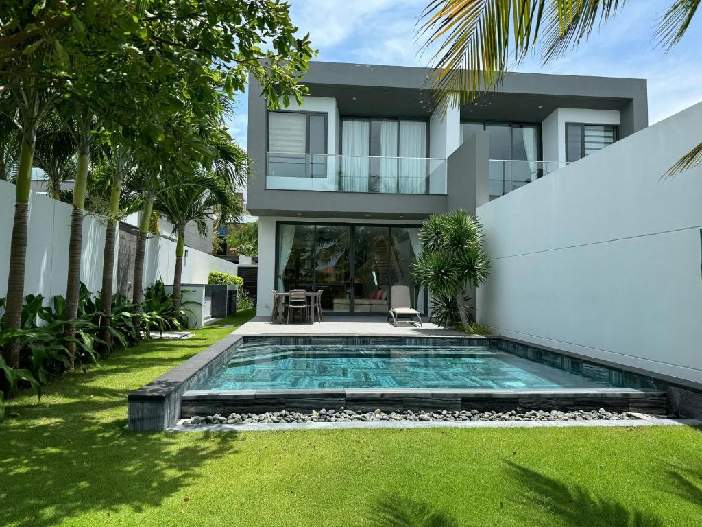 eine Außenansicht eines Hauses mit Swimmingpool in der Unterkunft Villa 95 3PN Sanctuary Ho Tram Resort in Hồ Tràm