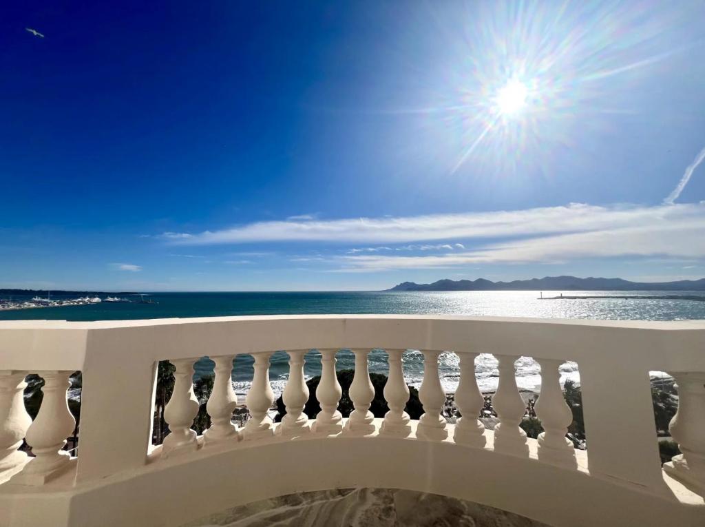 - un balcon offrant une vue sur l'océan dans l'établissement PALAIS MIRAMAR 65 BD DE LA CROISETTE CANNES, à Cannes