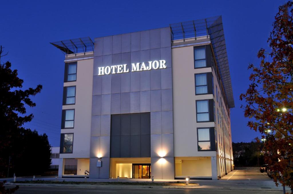 een hotel margaritaville gebouw 's nachts bij Hotel Major in Ronchi dei Legionari