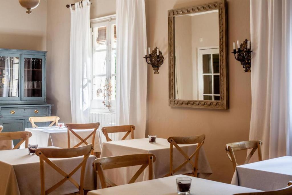 A restaurant or other place to eat at LHort de Sant Cebrià