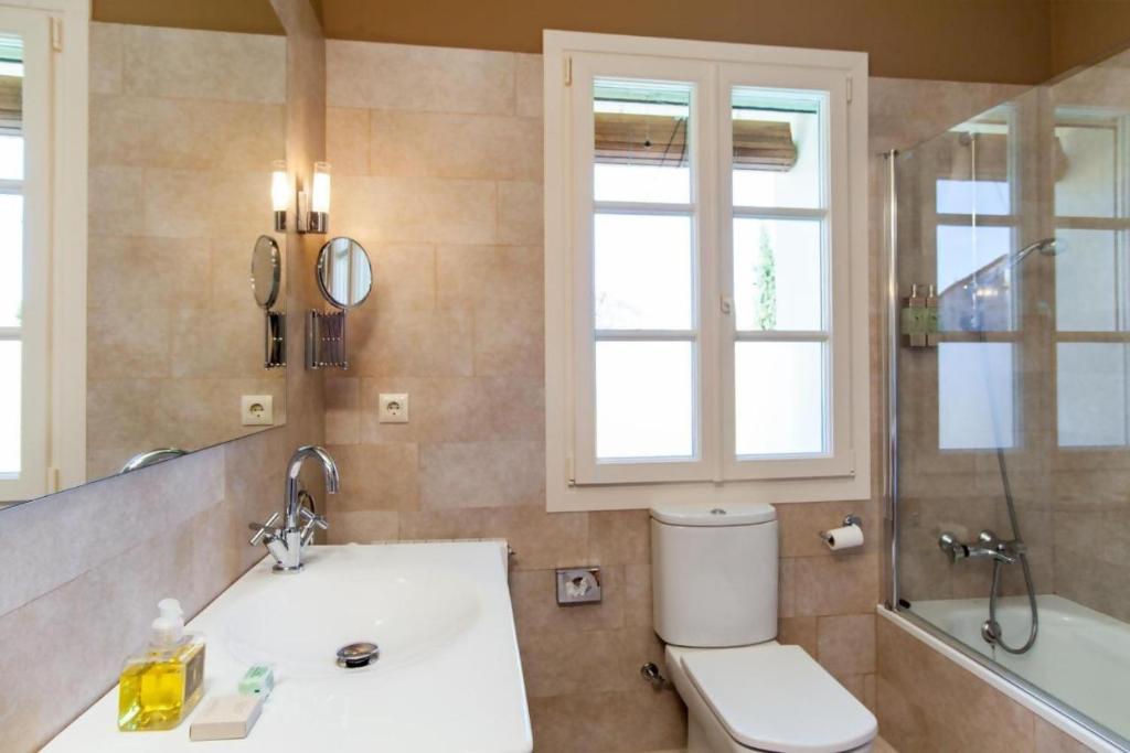 A bathroom at LHort de Sant Cebrià