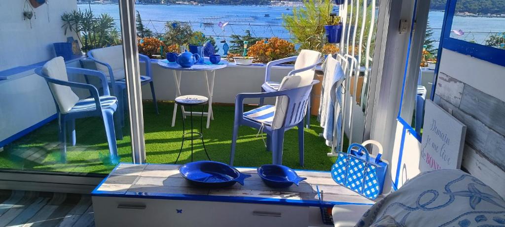 Cette chambre dispose d'une table avec des plats bleus. dans l'établissement Studio Standing Port Tamaris, à La Seyne-sur-Mer