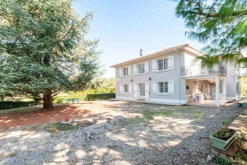 ein großes weißes Haus mit einem großen Garten in der Unterkunft Magnifique maison avec piscine in Bon-Encontre