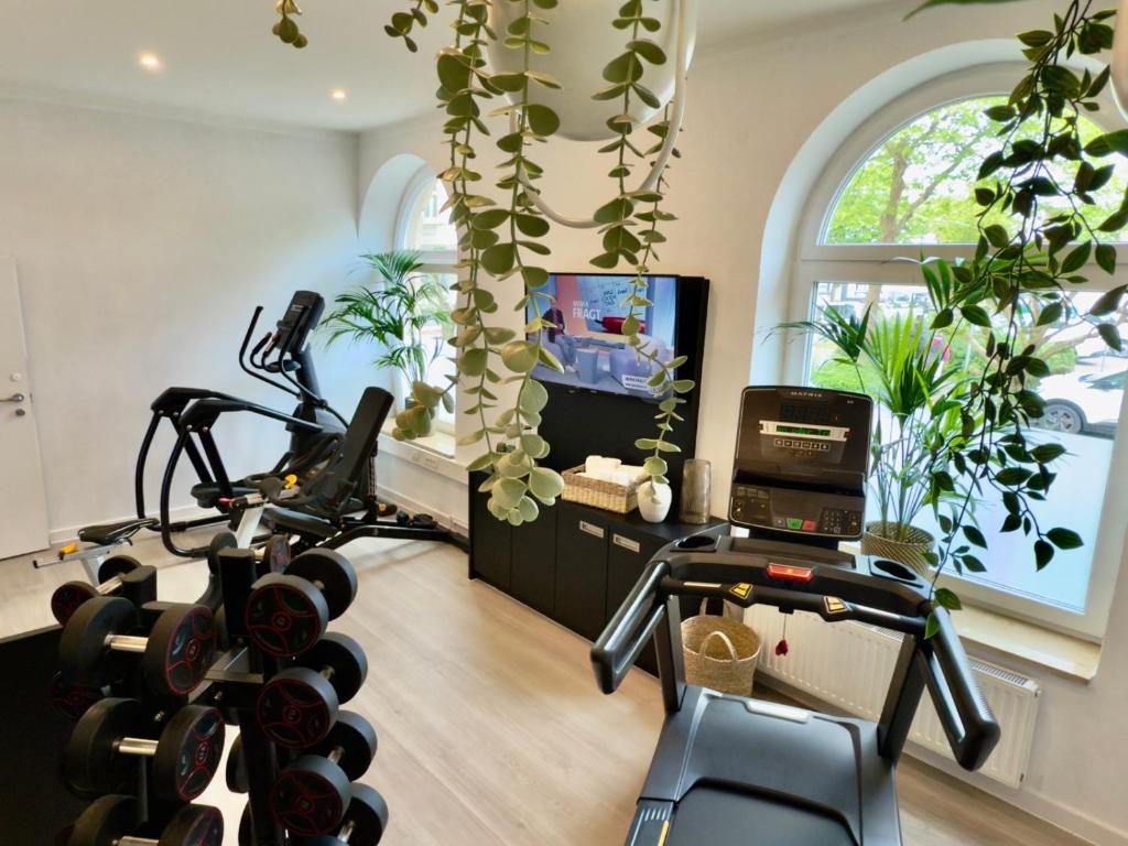 TV a/nebo společenská místnost v ubytování DORMERO Hotel Wilhelmshaven