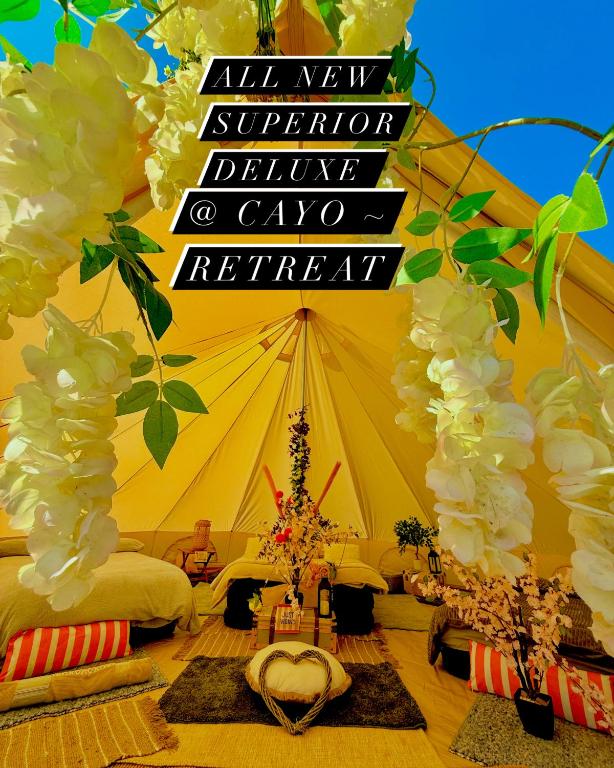 ClodockCAYORETREAT LUXURY BELL TENT的帐篷里挂着一块牌子，上面写着“所有新探险活动，洞穴推荐”