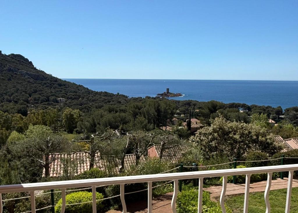 une vue sur l'océan depuis un balcon dans l'établissement Appartement vue mer au calme dans le hameau de Cap Estérel, Agay - Saint-Raphaël, à Saint-Raphaël