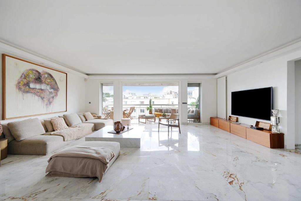 un salon avec un canapé et une télévision dans l'établissement Modern apartment - 3BR-6P - Neuilly-sur-Seine, à Neuilly-sur-Seine