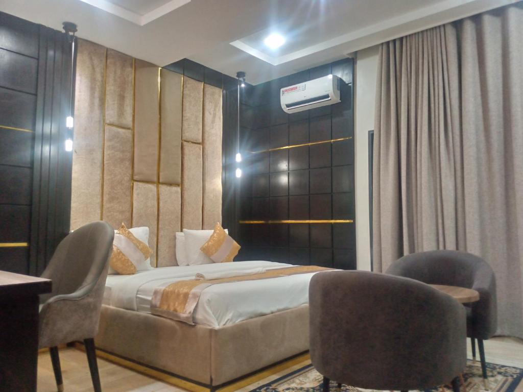 Postel nebo postele na pokoji v ubytování Modelo Hotel And Suites