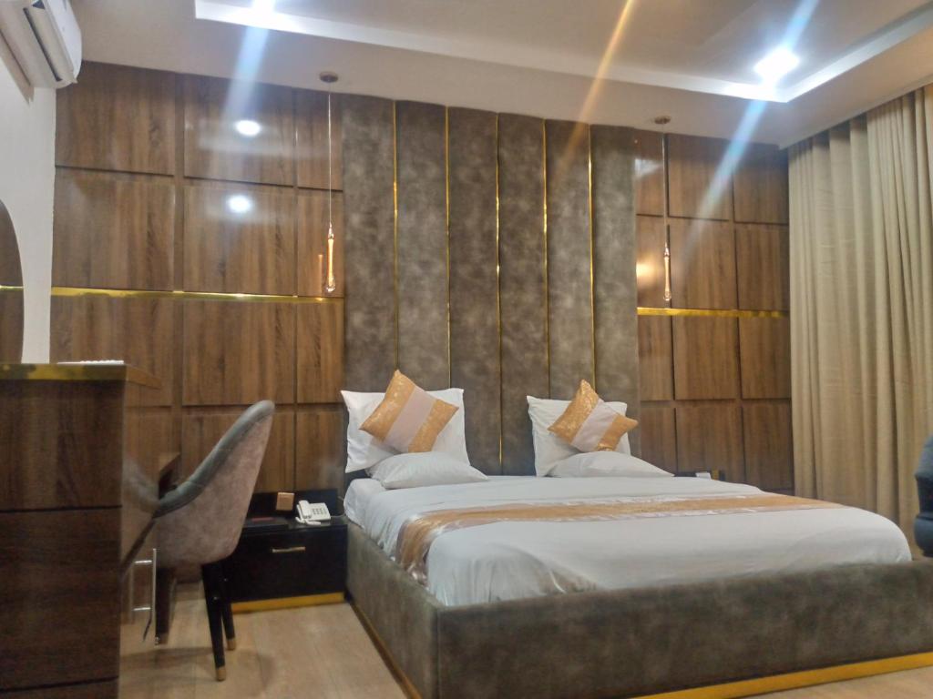 Postel nebo postele na pokoji v ubytování Modelo Hotel And Suites