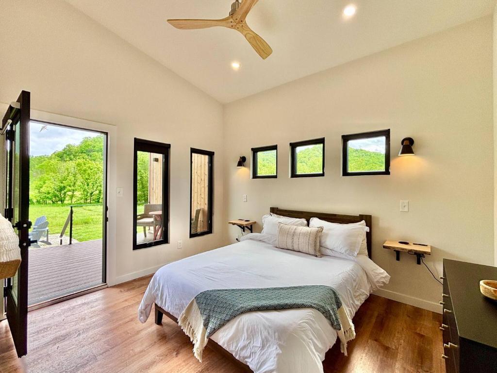 ein Schlafzimmer mit einem Bett und einem Deckenventilator in der Unterkunft Hiker's Haven at Three Suns Cabins in Slade