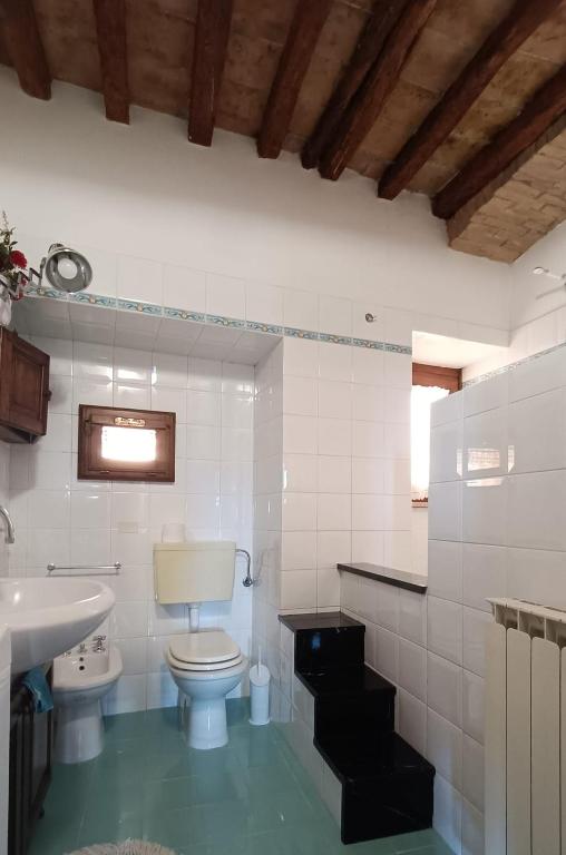 biała łazienka z toaletą i umywalką w obiekcie Centro Storico Perugia - Vista Su Assisi w mieście Perugia