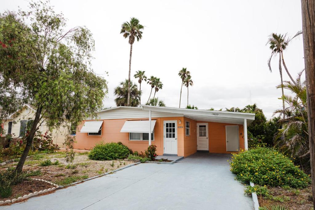 een klein oranje huis met een oprit bij Papa John's in St Pete Beach