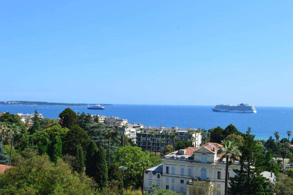 Elle offre une vue sur la ville de ravello et l'océan. dans l'établissement Appartement 3p vue mer proche plages et congrès, à Cannes